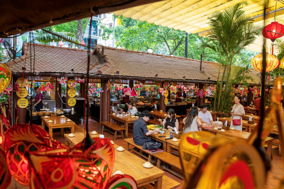 Nếu phố Hàng Mã lung linh, rực rỡ ánh đèn với sắc màu của hàng nghìn loại đồ chơi trung thu hiện đại và truyền thống, thì không gian của ngôi biệt thự Pháp cổ 18 Phan Bội Châu hoàn toàn truyền thống với các loại đèn, con giống, tò he… 100% thuần Việt.