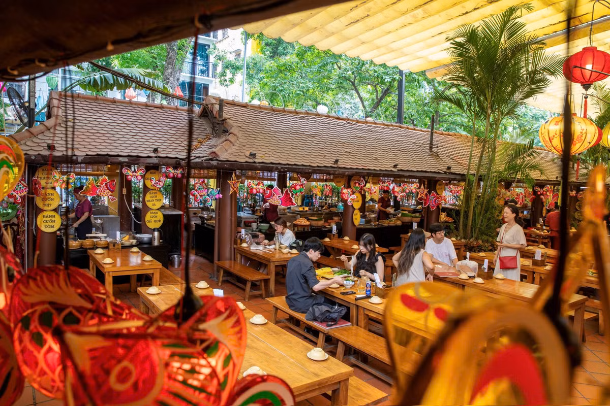 Nếu phố Hàng Mã lung linh, rực rỡ ánh đèn với sắc màu của hàng nghìn loại đồ chơi trung thu hiện đại và truyền thống, thì không gian của ngôi biệt thự Pháp cổ 18 Phan Bội Châu hoàn toàn truyền thống với các loại đèn, con giống, tò he… 100% thuần Việt.