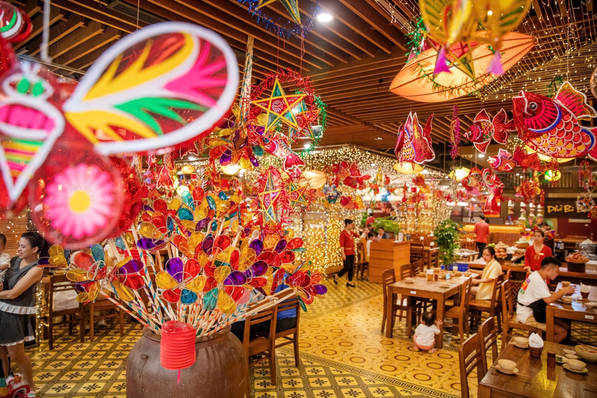 Rất nhiều món đồ chơi trung thu truyền thống như đầu sư tử, ông tiến sĩ giấy, mặt nạ giấy bồi, tàu thuỷ sắt tây đều có mặt trong không gian thu xưa tại đây. Đặc biệt nhất vẫn phải kể đến quầy tò he, con giống bột của nghệ nhân Đặng Văn Hậu, một nhà nghiên cứu, một chuyên gia đầy tâm huyết với bộ môn này.