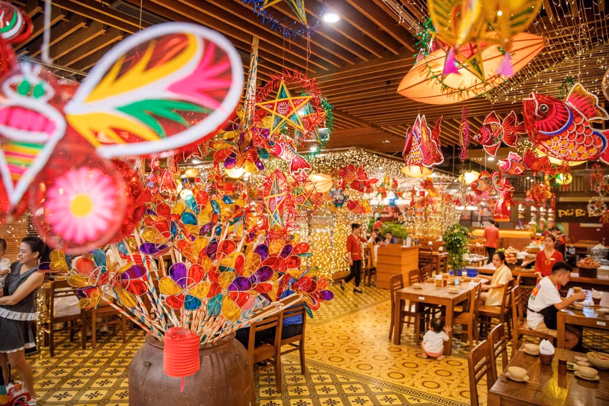 Rất nhiều món đồ chơi trung thu truyền thống như đầu sư tử, ông tiến sĩ giấy, mặt nạ giấy bồi, tàu thuỷ sắt tây đều có mặt trong không gian thu xưa tại đây. Đặc biệt nhất vẫn phải kể đến quầy tò he, con giống bột của nghệ nhân Đặng Văn Hậu, một nhà nghiên cứu, một chuyên gia đầy tâm huyết với bộ môn này.