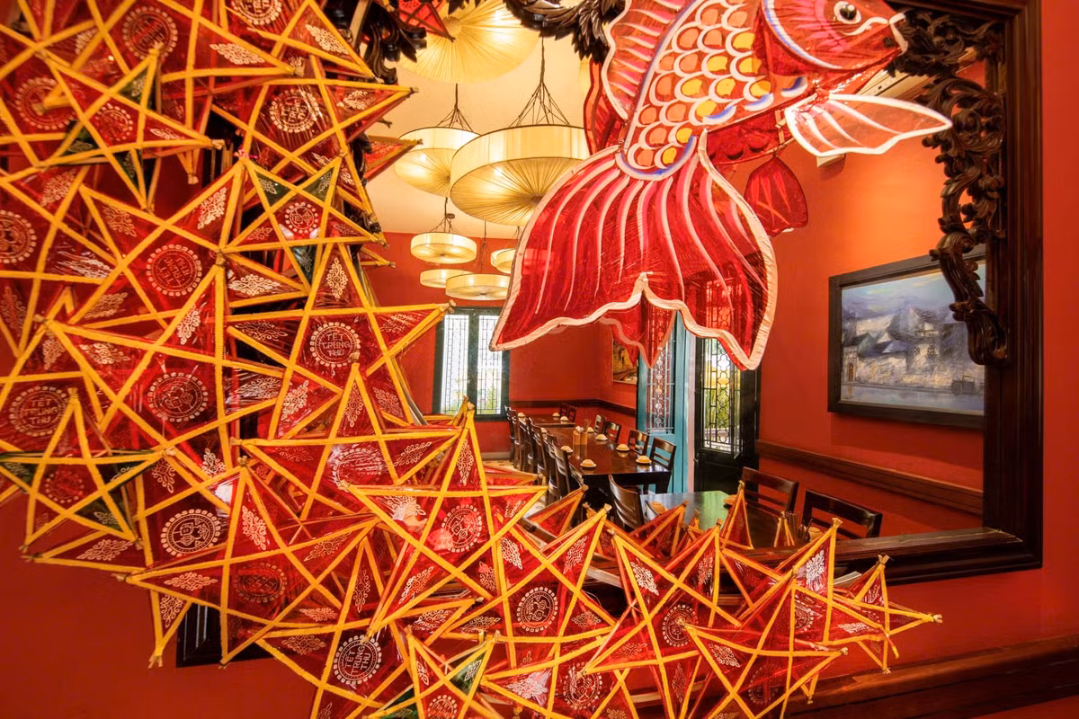 Nỗ lực không ngừng trong việc duy trì và bảo tồn những giá trị tinh hoa truyền thống, không chỉ thông qua các món ăn, mà còn trong không gian và các sự kiện văn hóa, bà Phạm Bích Hạnh, chủ nhân của Quán ăn Ngon, luôn mong muốn từng góc nhỏ, từng món đồ trưng bày đều được chăm chút tỉ mỉ và lựa chọn kỹ lưỡng. Chính vì thế, tại đây nhiều mẫu đèn cổ thất truyền được phục dựng và trả lại đúng nguyên mẫu như đèn cua sống, đèn cua chín, đèn cá chép trông trăng, đèn tôm, đèn trống..