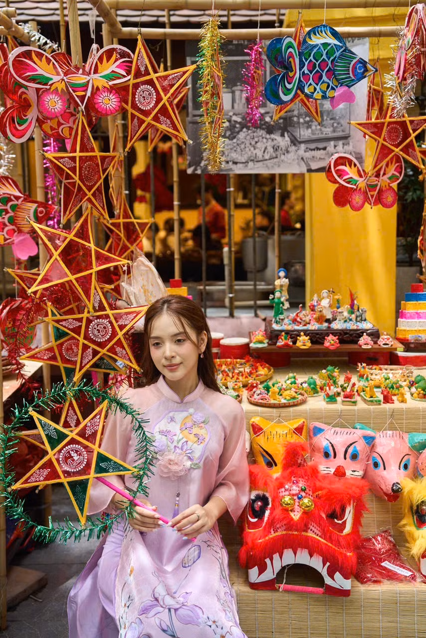 “Sẽ thật tuyệt vời nếu mọi gia đình đều có thể bên nhau sum họp và cùng dạo chơi trong tiết thu Hà Nội, cùng chúng tôi thưởng thức bữa cơm đoàn viên, cùng lưu lại những bức hình, những đoạn ký ức thật đẹp về một trung thu truyền thống giữa thành phố hiện đại” – bà Phạm Bích Hạnh chia sẻ.