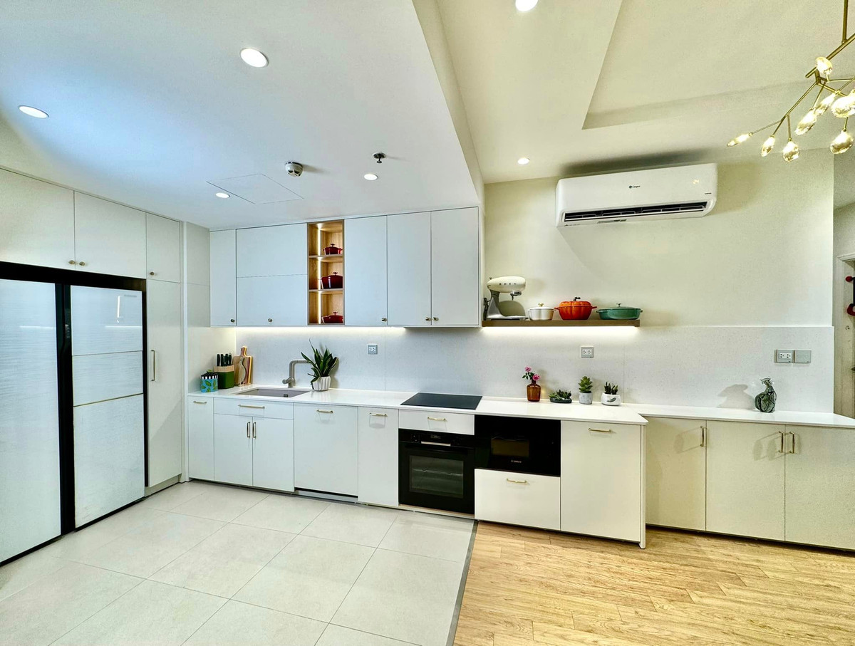 Nổi bật nhất là căn bếp rộng rãi, sáng bóng với gam màu trắng chủ đạo. Ảnh: FB Nguyen Dan Le