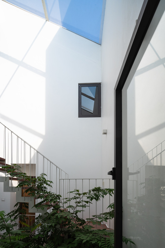 Mái kính tuy rất lớn song vẫn có thể “tắt” hết nắng khi cần nhờ hệ bạt chắn nắng tự động đóng mở được thiết kế phía trên mái kính. Ảnh: Triệu Chiến