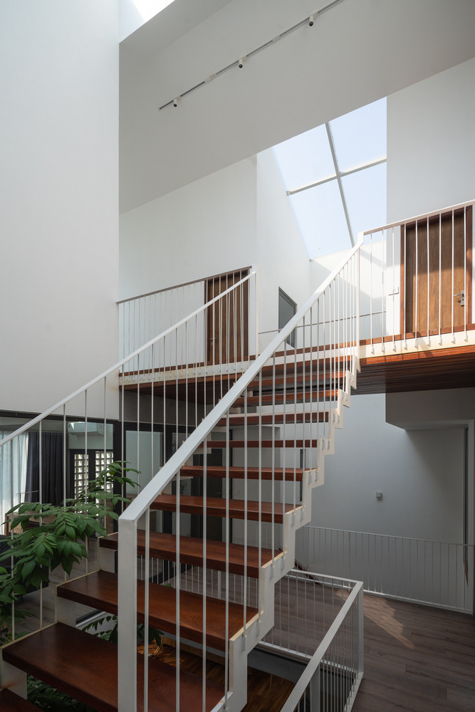Cầu thang ngập nắng do được thiết kế ngay bên dưới mái kính. Ảnh: Triệu Chiến