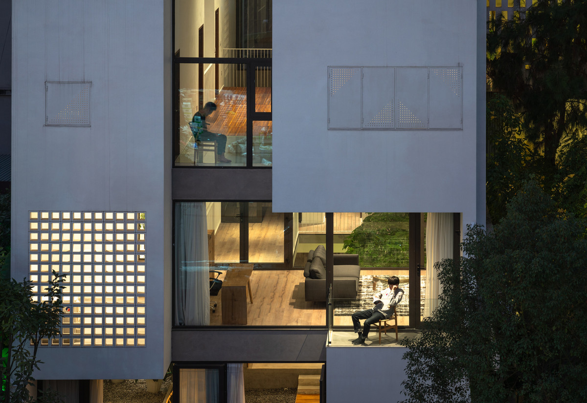 Cận cảnh những ô gạch thông gió ngoài mặt tiền. Ảnh: Triệu Chiến