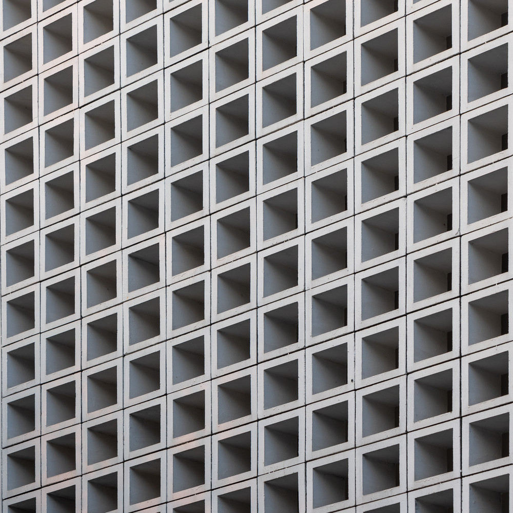 Bên cạnh đó, các kiến trúc sư còn bố trí thêm các khoảng không gian mở như gạch thông gió, ban công, hành lang trong nhà... giúp kiểm soát nắng, gió tốt hơn. Ảnh: Triệu Chiến