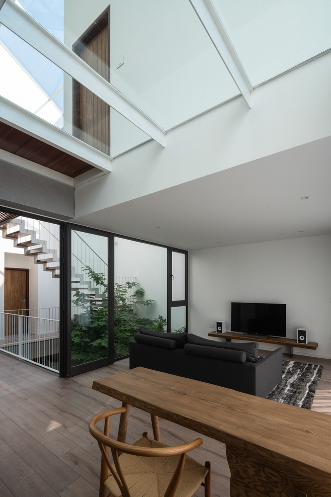 Không gian chung được thiết kế mở giúp gia chủ kết nối với thiên nhiên. Ảnh: Triệu Chiến