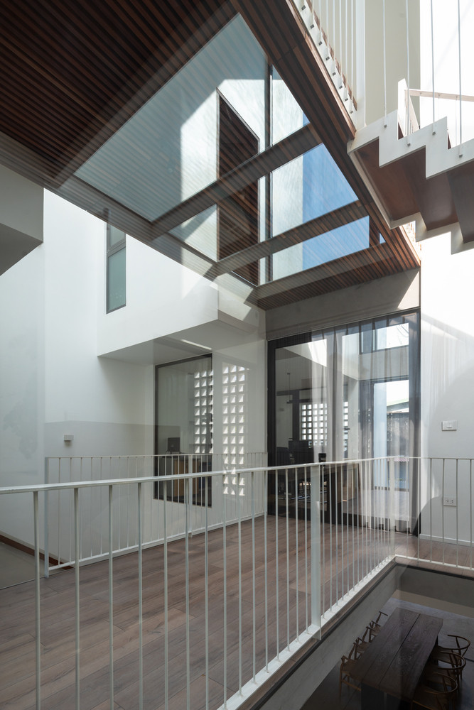 Đặc biệt, dù có sử dụng bạt chắn nắng hay không, việc thông gió cho ngôi nhà vẫn được đảm bảo bởi phần mái kính không bị bít kín hoàn toàn. Ảnh: Triệu Chiến