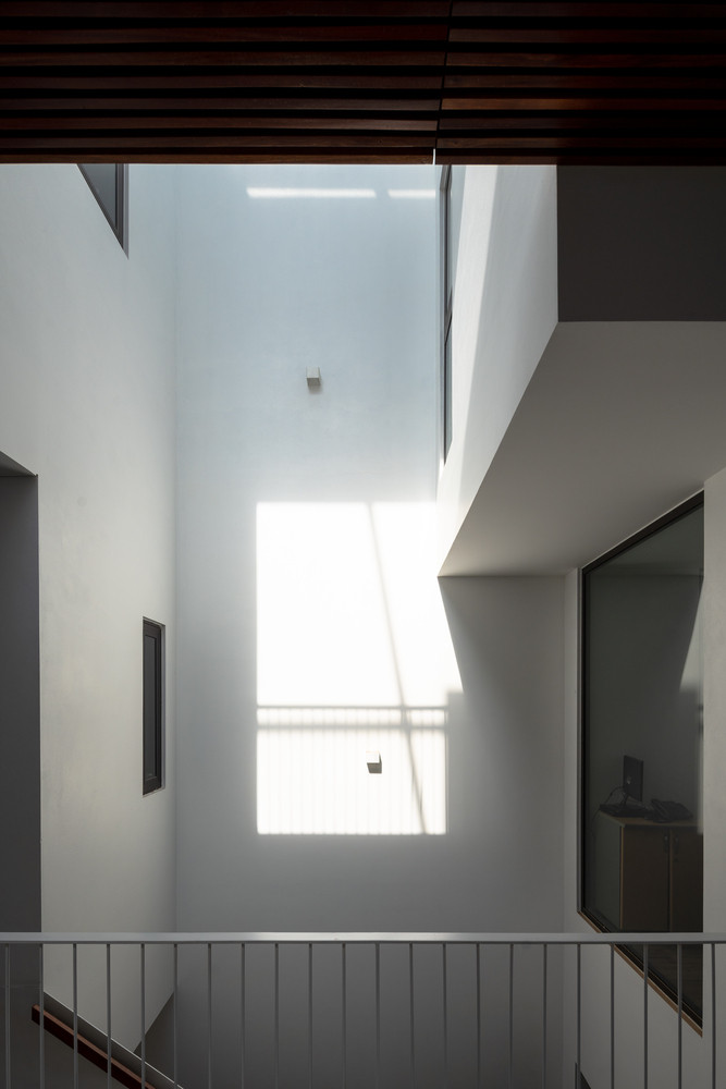 Khu vực mái kính vẫn có những khe hở để gió lùa qua và xử lý vấn đề bí khí, giúp xua tan hơi nóng ẩm từ bên trong nhà. Ảnh: Triệu Chiến