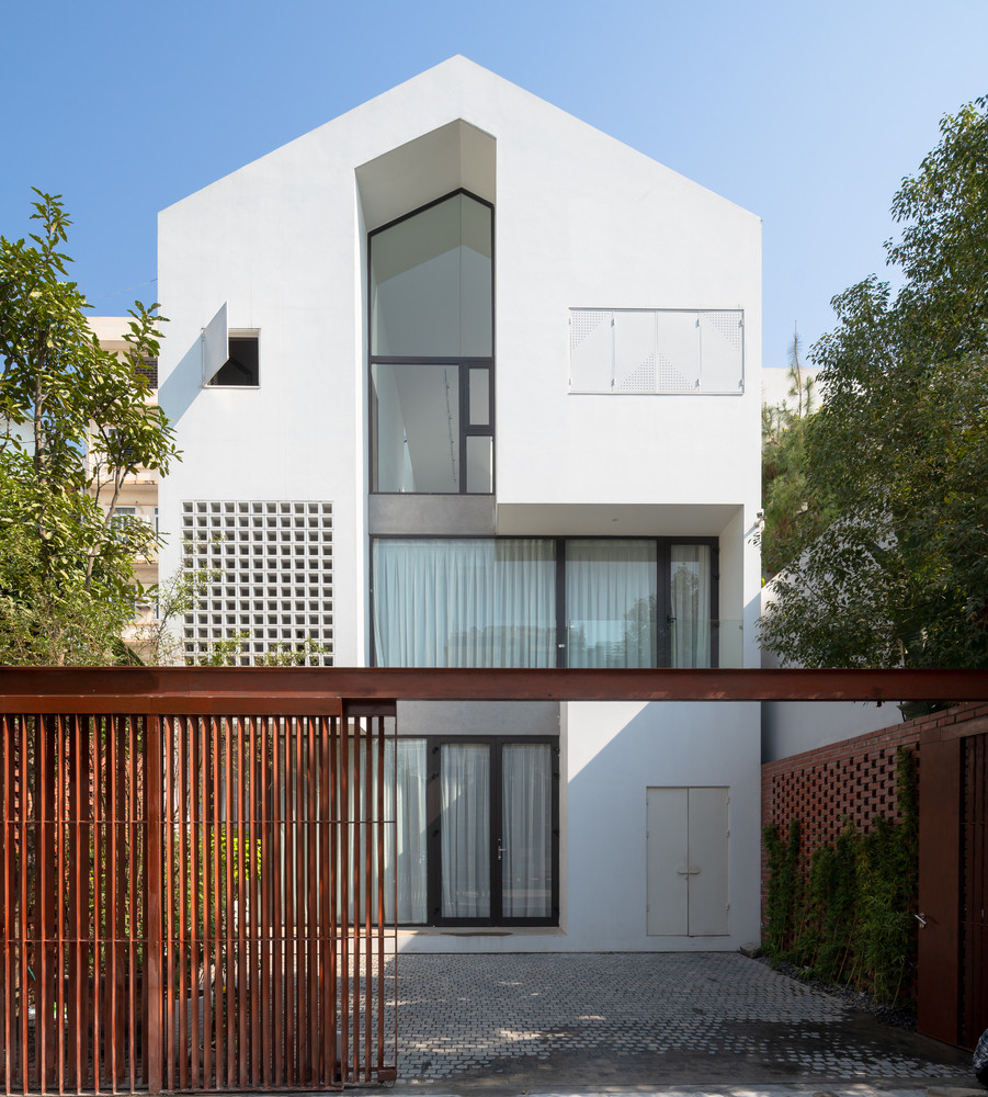 Tọa lạc tại Hạ Long, nằm cách bờ biển khoảng 1km, ngôi nhà được thiết kế với không gian mở để tận hưởng trọn vẹn không khí trong lành. Ảnh: Triệu Chiến