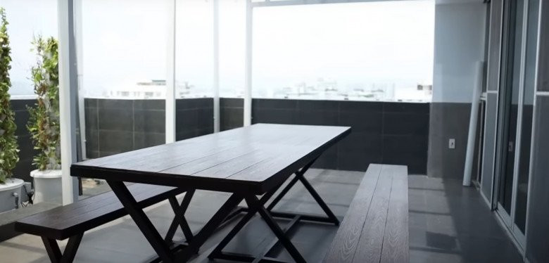 Chiếc bàn rộng phục vụ những bữa tiệc BBQ ngoài trời. Nguồn ảnh: chụp màn hình, FBVN