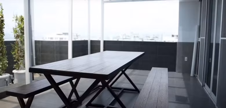 Chiếc bàn rộng phục vụ những bữa tiệc BBQ ngoài trời. Nguồn ảnh: chụp màn hình, FBVN