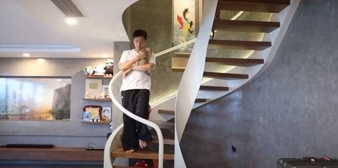 Penthouse của Ngô Kiến Huy gồm 3 tầng, khoảng 270m2 ở quận 7 (TP HCM), được cải tạo từ đầu năm 2024.