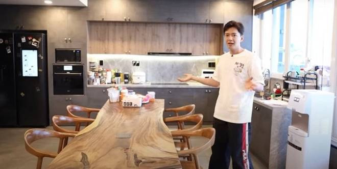 Bếp là không gian mở kết nối với phòng khách.