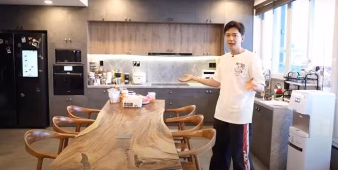 Bếp là không gian mở kết nối với phòng khách.