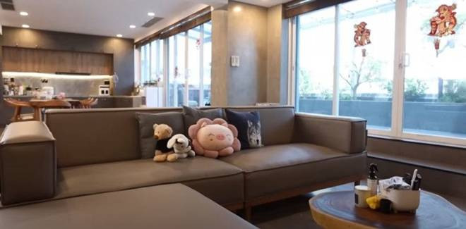 Khu vực sofa có tầm view thoáng đãng.