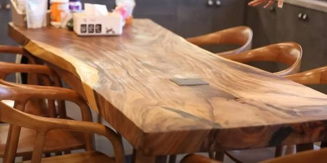 Bàn ăn được làm từ gỗ tự nhiên.