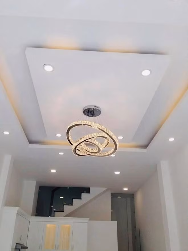 Qua đó, khán giả không khỏi choáng ngợp trước cơ ngơi tráng lệ không kém cung điện của nam MC.