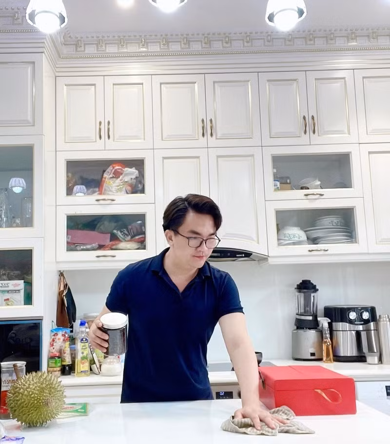 Trên trang cá nhân, MC Đại Nghĩa thường xuyên chia sẻ các hình ảnh và video ghi lại hoạt động hàng ngày của bản thân bên trong căn nhà.