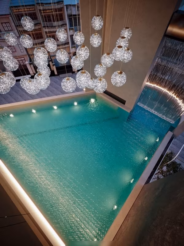 Trong nhà có bể bơi thiết kế sang trọng.