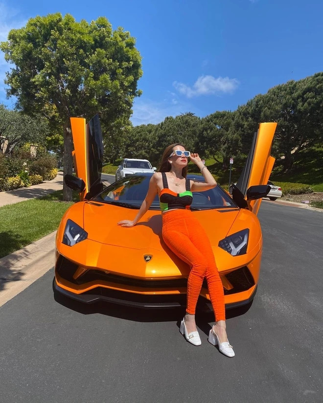 Bên cạnh đó, Mimi còn là chủ nhân của dàn siêu xe có giá trị ước tính lên đến hàng trăm tỷ đồng, bao gồm Rolls-Royce Cullinan, Wraith và Ghost.