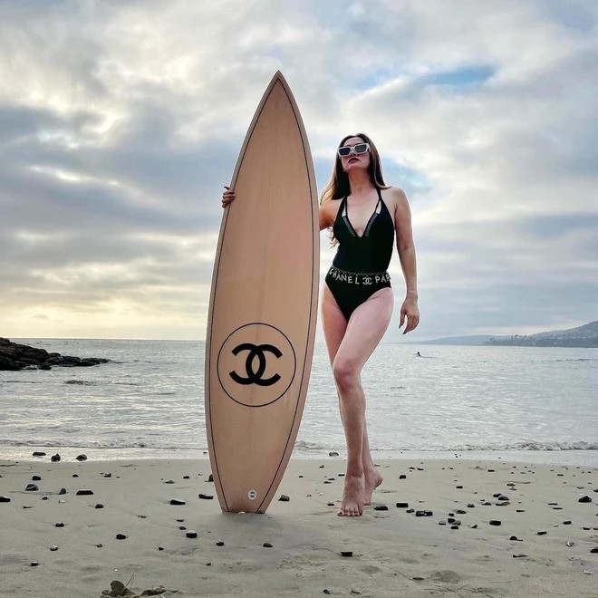 Mimi Morris diện bikini 1 mảnh, khoe vóc dáng khiến nhiều người ghen tị.