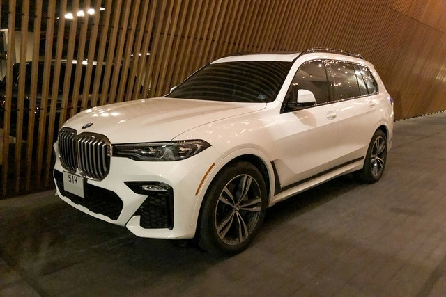 Sau đó, Trấn Thành mua thêm chiếc Mercedes-Benz S 400 L đời 2015, rồi Mercedes-Benz S 450 L đời 2018... Hiện tại, Trấn Thành đang sử dụng BMW X7 có giá 7 tỷ đồng. Nguồn ảnh: FBNV