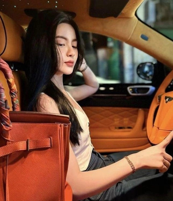 Chu Thanh Huyền thường xuyên sử dụng xế xịn, hàng hiệu đắt tiền. Ảnh: FBNV