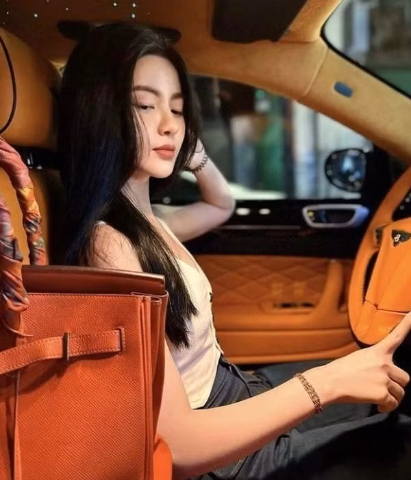 Chu Thanh Huyền thường xuyên sử dụng xế xịn, hàng hiệu đắt tiền. Ảnh: FBNV