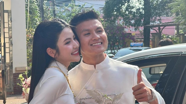 Sau 3 năm hẹn hò, Quang Hải - Chu Thanh Huyền đã tổ chức lễ ăn hỏi vào ngày 1/1/2024. Đám hỏi của cặp đôi gây chú ý với dàn siêu xe trị giá hơn 20 tỷ đồng, quà sính lễ có điểm nhấn là cặp rồng phượng dát vàng với 700 viên đá lấp lánh. Ảnh: Đời sống Pháp luật