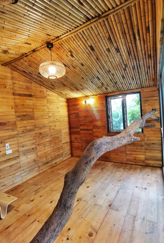 Phần mái nhà sử dụng tôn, xốp, bạt phủ, lá cọ và cây nứa để ốp. Ảnh: Znews