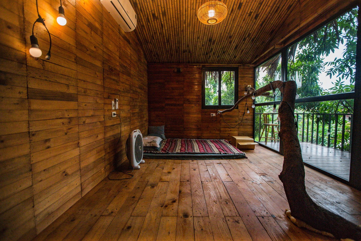 Đồ vật bên trong nhà như đệm, gối, quạt... được bày trí đơn giản để tiện cho việc nghỉ ngơi, thư giãn. Ảnh: Vietnamnet