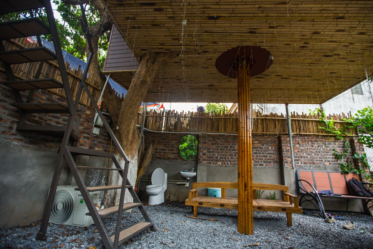 Cột trụ làm bằng khung thép chịu lực, cùng với hệ thống thép ở 3 cạnh góc nhà giúp công trình vững chãi. Ảnh: Vietnamnet