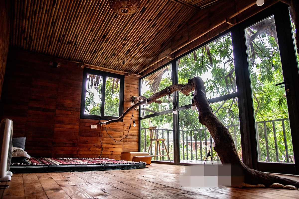 Để ngôi nhà trên cây không bị ngấm nước mưa và chống côn trùng, gia chủ làm sàn 3 lớp, giữa là thép, mặt trên và dưới ốp gỗ. Ảnh: Dân Việt