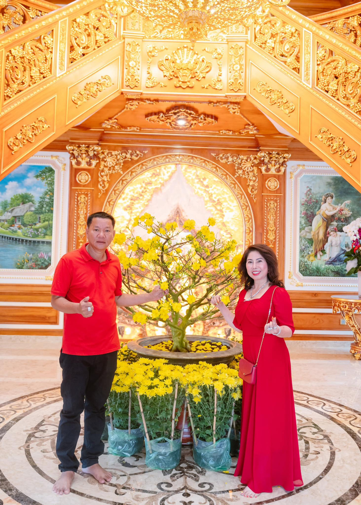 Nhiều hạng mục trong nhà như cửa, cầu thang và trần sử dụng hoàn toàn bằng gỗ đỏ từ Lào.