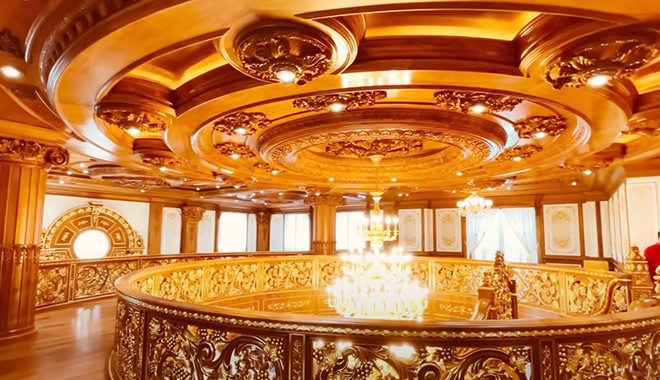 Nhiều chi tiết chạm khắc cầu kỳ và tỉ mỉ.