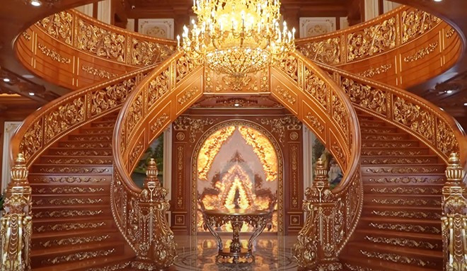 Bước vào bên trong dinh thự Lang Truyền, mọi người sẽ choáng ngợp trước cầu thang chính giữa sảnh uốn lượn theo phong cách cổ điển.