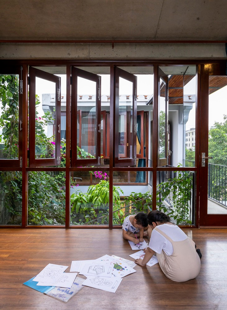 Vật liệu hoàn thiện cho ngôi nhà lấy cảm hứng từ phố cổ Hội An, nơi gia chủ từng sống một thời gian dài.