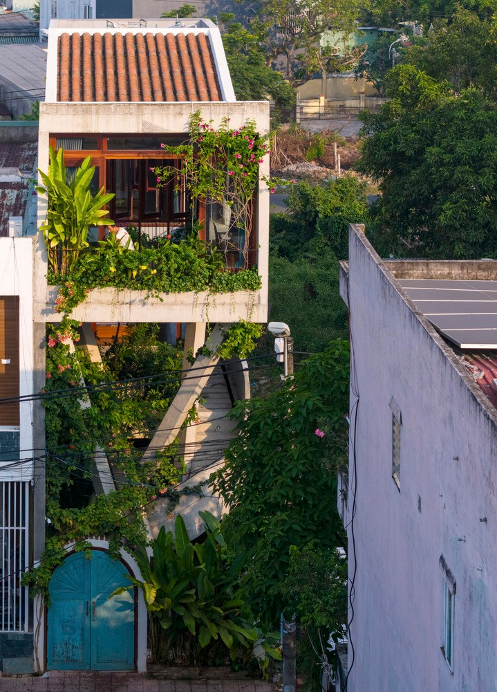 Kiến trúc sư tận dụng một nửa diện tích đất phía sau để xây tòa nhà 3 tầng tối giản.