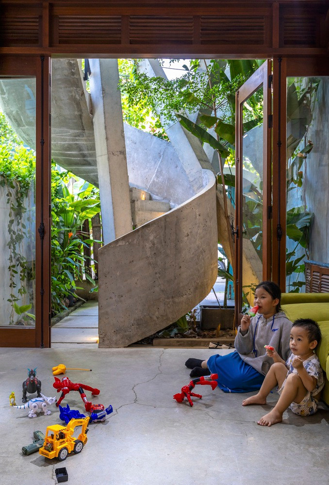 Không gian trung tâm này đóng vai trò là trái tim của ngôi nhà, là nơi tổ chức phòng khách, khu vực học tập và nghiên cứu của gia đình.