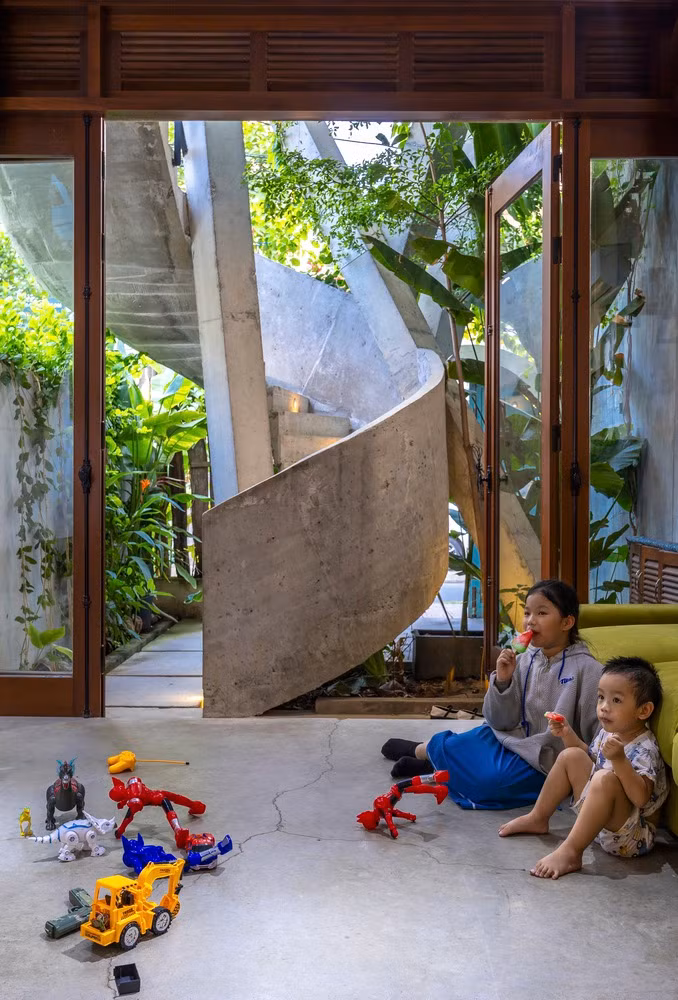 Không gian trung tâm này đóng vai trò là trái tim của ngôi nhà, là nơi tổ chức phòng khách, khu vực học tập và nghiên cứu của gia đình.