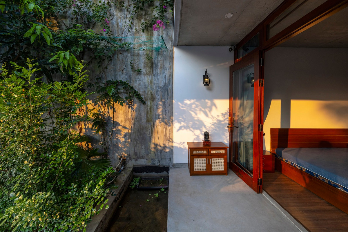 Khung cửa gỗ, nét đặc trưng của kiến trúc Hội An, tạo đường nét gắn kết cho ngôi nhà.