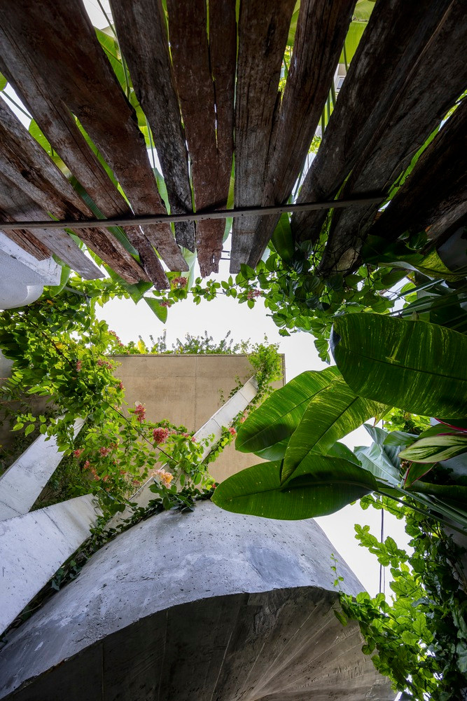 Ngoài ra, việc sử dụng bê tông thô cho cột, cầu thang và sàn nhà với bề mặt mài nhẵn tạo thêm cảm giác chắc chắn và độ bền. Nguồn ảnh: Trieu Chien