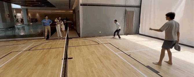 Khi trào lưu chơi pickleball gây sốt rần rần, thay vì thuê sân bên ngoài, đại gia phố núi “chơi lớn”, bê hẳn sân pickleball vào nhà khiến dân tình tấm tắc trầm trồ. Ảnh: Suckhoedoisong