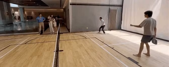 Khi trào lưu chơi pickleball gây sốt rần rần, thay vì thuê sân bên ngoài, đại gia phố núi “chơi lớn”, bê hẳn sân pickleball vào nhà khiến dân tình tấm tắc trầm trồ. Ảnh: Suckhoedoisong