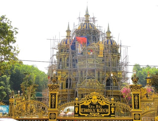 Tòa nhà cao 40m, gồm 3 tầng chính, 3 tầng tum, thiết kế theo kiến Phúc với gam màu vàng đồng chủ đạo. Ảnh: Vietnamnet