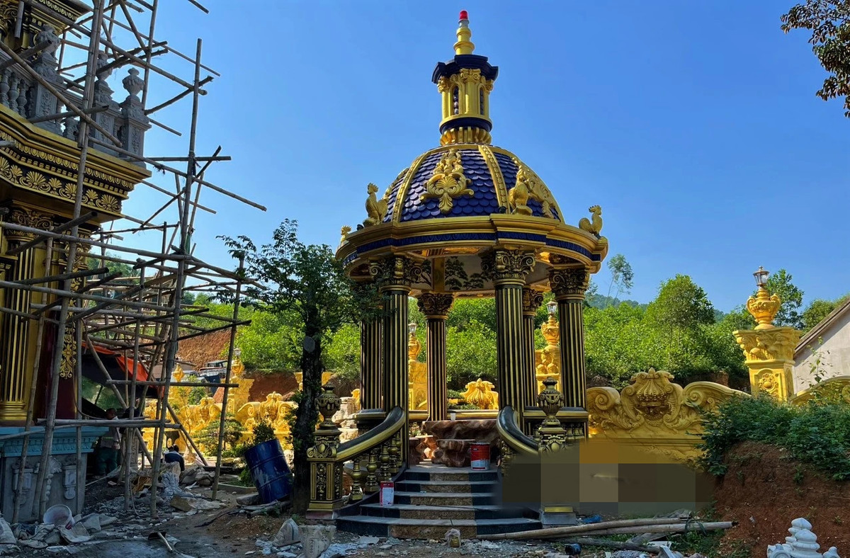 Tại sân vườn, gia chủ xây một số tiểu cảnh, phía trong đặt bàn đá để ngồi hóng mát. Ảnh: Dân Việt