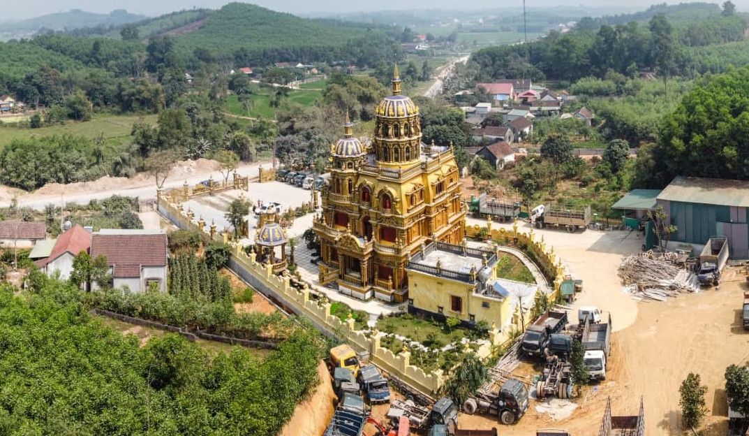 Tòa lâu đài xây dựng trên khu đất rộng hơn 7.000 m2, trong đó diện tích khuôn viên nhà và sân vườn rộng khoảng 3.500 m2. Ảnh: Beatvn/VNexpress