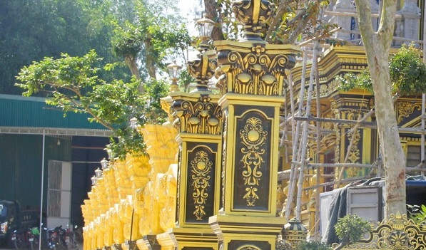 Phần tường rào bên ngoài sơn màu vàng bắt mắt. Ảnh: Vietnamnet